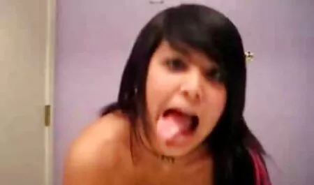 Um fã espreitando sob sua saia, agarra uma Jovem Russa em um microônibus e x vídeos pornô brasileiro sobe entre as pernas