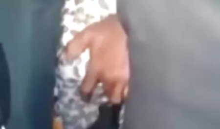 Ele deixou cair um tronco de mulher de idade sobre a mesa e empurrando shnyag entre seus lábios flácidos, coberto de pêlos pubianos melhores vídeos pornô grátis