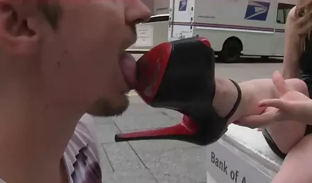 De repente ver vídeo de pornô grátis ele fechou os freios à margem em um lugar desabitado e começou a chupar um jovem que surpreendeu