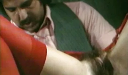 Mulato dormindo em uma massagem, e um massagista Asiático ligeiramente enfiando seu pênis na vagina raspada vídeo pornô de morena gostosa no chão