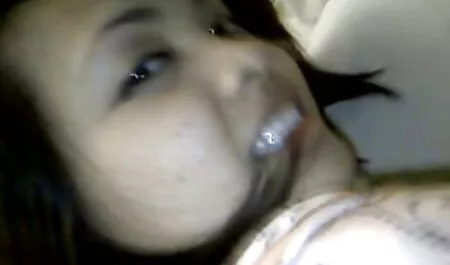 Pioneer Evelina com seus peitos fora e de joelhos recebendo uma dose de gozada na boca depois vídeo pornô com negras de um boquete