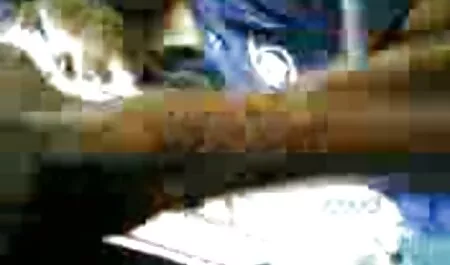 Uma mulher alemã em vestidos brancos para o Ano Novo está quase chicoteando seu pau durante um boquete para o marido vídeo pornô da angélica
