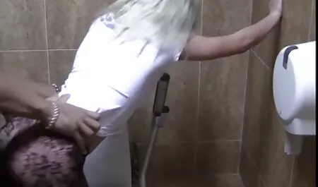 Eu amarrei com a esposa nas costas no pequeno banho de filme pornô alemão café e foder lentamente