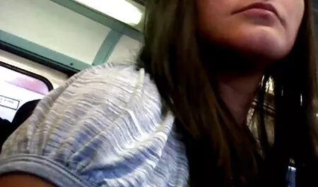 Ele oferece um maço de dinheiro em seu rosto e ela imediatamente mostra vídeo pornográfico vídeo pornô seus peitos e continuou empurrando-a para beber