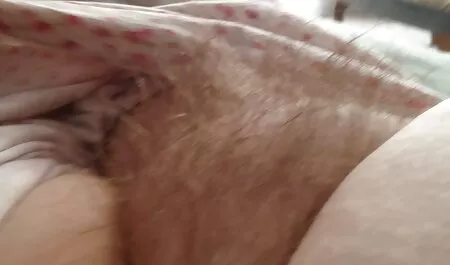Uma diligente e escrupulosa Loira Masturbação membros do filme pornô com velho pai dormindo, levantando o cobertor e começando a chupar