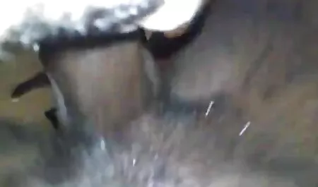 Boca de mulher de silicone quebrada em dois, empurre o parafuso grande videos antigos de sexo mais profundo na traquéia engolir