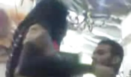 A ruiva Emochka tira a calcinha de um chapéu vídeo pornô de bruna marquezine e troca os dedos nela, masturbando vigorosamente seu clitóris e logo terminou