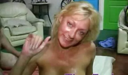 Uma jovem mulher com um boné plano localizado no lado e dar Jovens gritos na Bunda vídeo pornô perdendo a virgindade
