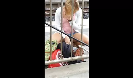 Uma mulher bonita pratica o sonho de yoga do treinador dela e começou a tocar sua buceta através de sua vídeo pornô das morenas calcinha, e um homem lá para rasgar suas roupas e lubrificar o ânus das meninas com óleo da maneira mais difícil com um pau grosso
