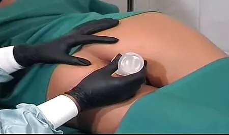 O cara ficou vídeos pornô reais chocado com sua mãe e o fato de que ela está nua andando pela casa sacudindo sua bunda e peitos e ele escolher o momento para entrar em sua cozinha e foder na mesa